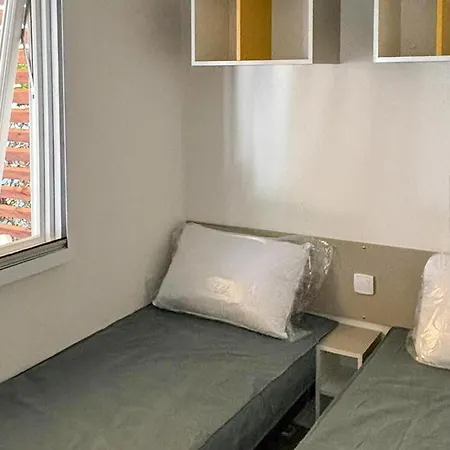 Cozy Stacaravan In Sete