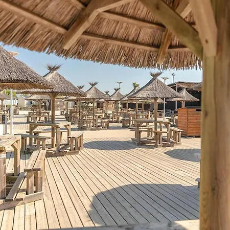 Stunning Stacaravan In Sete Mèze